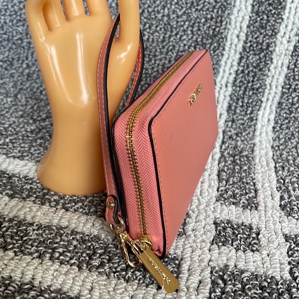 Michael Kors Jet Set Travel Large Travel CONTINENTAL 
Sherbert - Picture 6 of 16